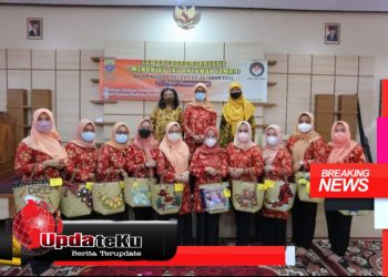 DWP Provinsi Jambi Gelar Lomba Ekonomi Kreatif Menghias Tas Anyaman Jambi