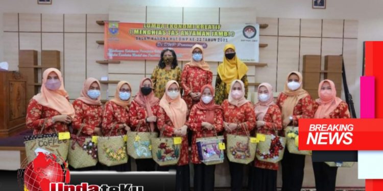 DWP Provinsi Jambi Gelar Lomba Ekonomi Kreatif Menghias Tas Anyaman Jambi