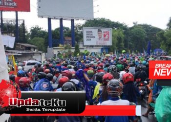Demo Buruh Jatim Akibat UMP Cuma Naik 22 Ribu Diwarnai Cek cok