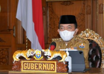 Gubernur Al Haris Ikuti Vidcom Mendegar Arahan Presiden Dalam Penaganan Covid-19