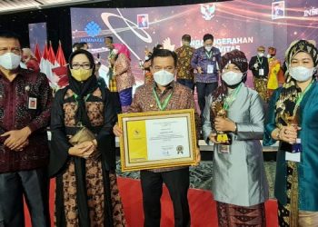 Gubernur Al Haris Terima Penghargaan dari Kemenaker