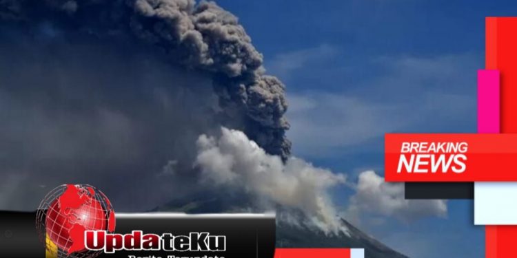 Setelah Gunung Sumeru, Gunung Ile Lewotolok kembali Erupsi, Warga Harap Waspada