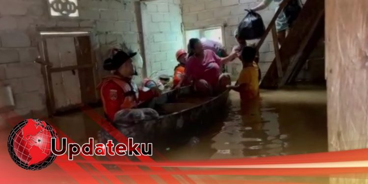 Basarnas Bertindak Cepat Terhadap Seorang Ibu Yang Hendak Melahirkan Ditengah Banjir