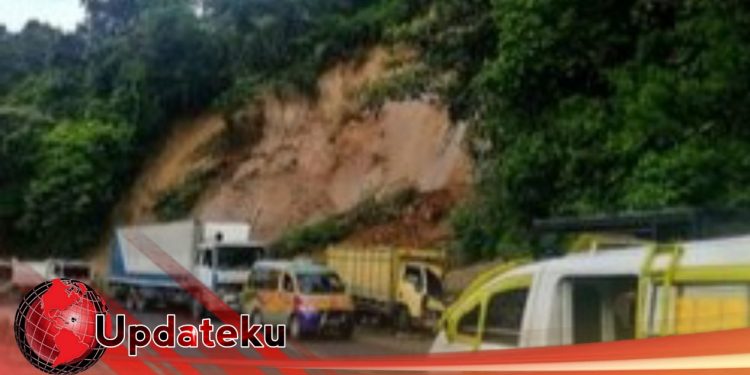 Longsor KM 21 ,Jalur Ende- Maumere Putus Total, Masyarakat Terganggu