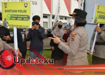 Sosialisasikan Nomor Bantuan Polisi Saat Acara Final Gubernur Cup Pada Penonton Oleh Kompol Donna