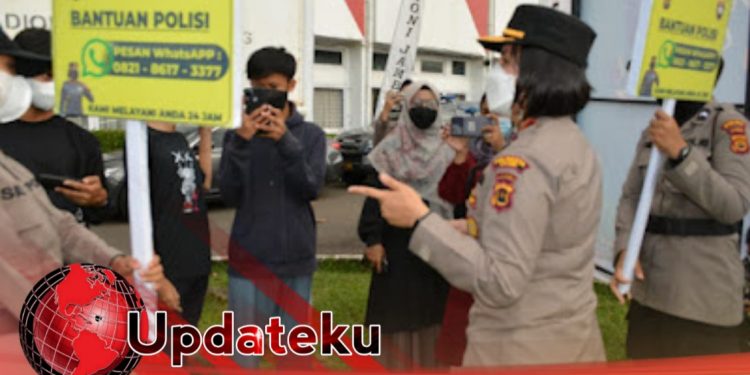 Sosialisasikan Nomor Bantuan Polisi Saat Acara Final Gubernur Cup Pada Penonton Oleh Kompol Donna