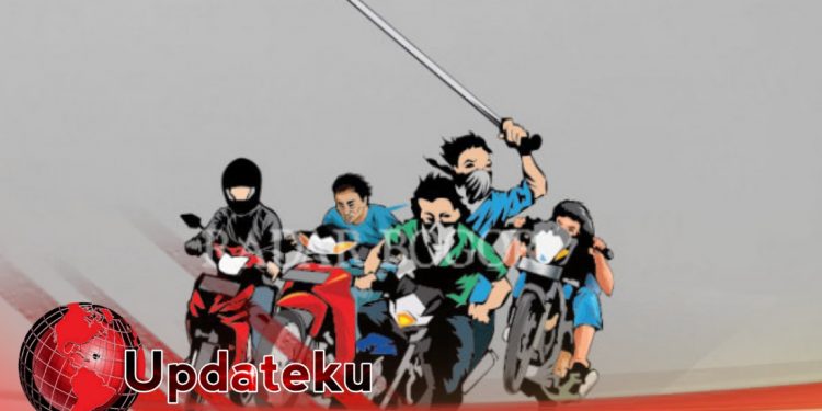 Geng Motor Bersenjata Tajam Beraksi Brutal, Bacok Seorang Wanita