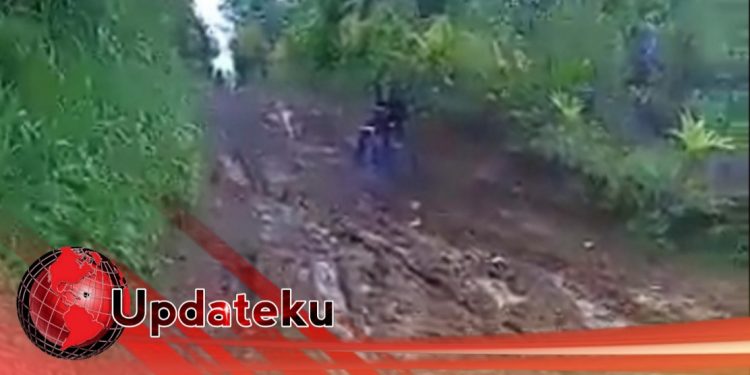 Jalan Rusak Dan Berlubang, Pelajar Jambi Mohon Perhatian Dari Bapak Presiden Jokowi
