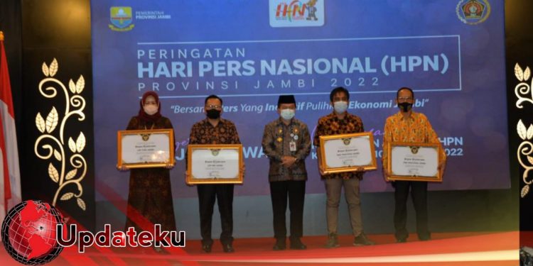 Hari Pers Tingkat Provinsi Jambi, Beberapa Pejabat Terima Penghargaan   