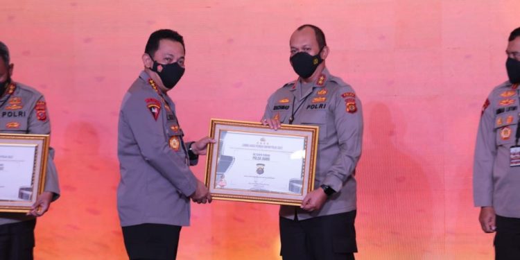 Kapolda Jambi Irjen Pol. A. Rachmad Wibowo Terima Penghargaan Dari Kapolri