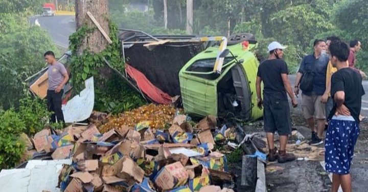 Truk Muatan 8 Ton Minyak Goreng Terguling di Jalan Lintas Lampung-Bengkulu
