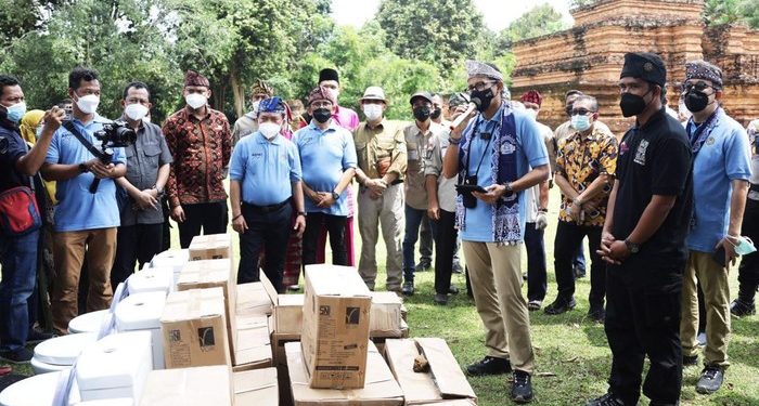Menparekraf Sandiaga Uno Nikmati Sajian Kuliner di Pojok Kopi Dusun, Muaro Jambi