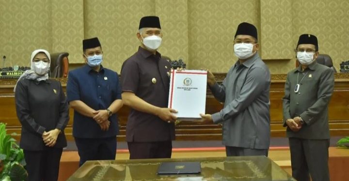 Walikota Jambi Menyerahkan LKPJ Tahun 2021 Kepada DPRD Kota Jambi