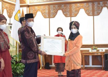 Abdullah Sani Berikan Penghargaan untuk 11 Kartini Masa Kini