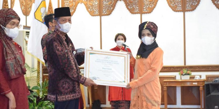 Abdullah Sani Berikan Penghargaan untuk 11 Kartini Masa Kini