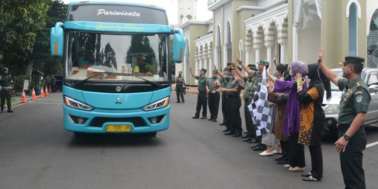 Ringankan Biaya Keluarga Prajurit, Pangdam III/SLW Berangkatkan Mudik Gratis