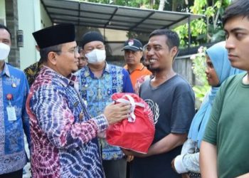 Wawako Maulana Kunjungi dan Serahkan Bantuan Kepada Korban Kebakaran Rumah