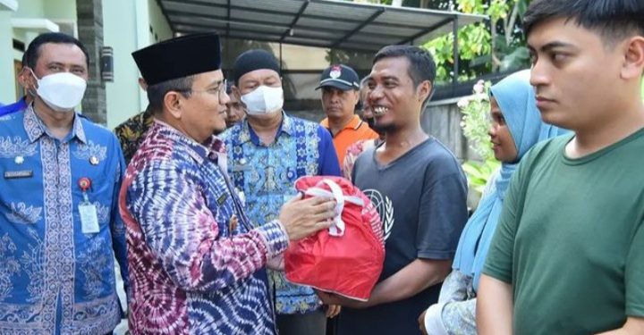 Wawako Maulana Kunjungi dan Serahkan Bantuan Kepada Korban Kebakaran Rumah