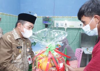 Anak yang Dibacok Ibunya di Tebo Dikunjungi Gubernur Al Haris