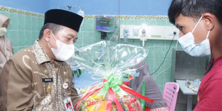Anak yang Dibacok Ibunya di Tebo Dikunjungi Gubernur Al Haris