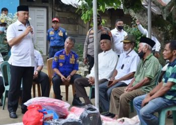 Syarif Fasha Mengunjungi Serta Memberikan Bantuan Korban Kebakaran Sijenjang Kota Jambi