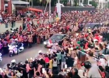 Lautan Manusia Menghiasi Kedatangan Jokowi Di Ende Flores