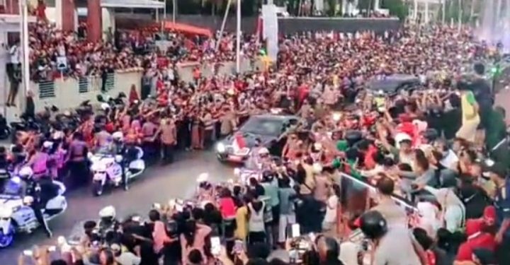 Lautan Manusia Menghiasi Kedatangan Jokowi Di Ende Flores