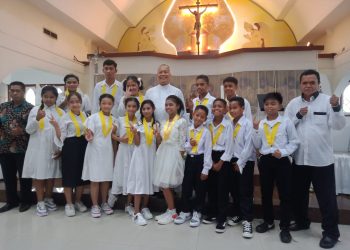 Misa Ekaristi Bersama 97 Peserta Komuni Pertama di Gereja Santa Theresia Jambi