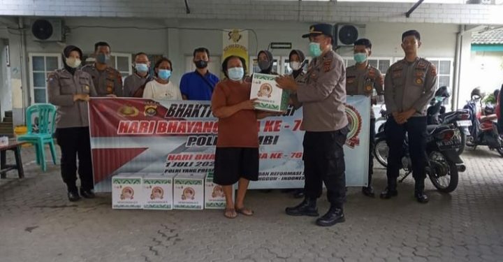 Memperingati Hari Bhayangkara ke-76, Polda Jambi menggelar Baksos dan Bansos