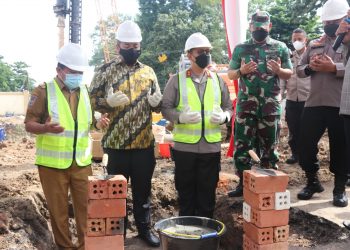 Gubernur dan Kapolda Jambi serta pejabat lainnya saat pelatakan batu pertama pembangunan gedung di area Polda Jambi