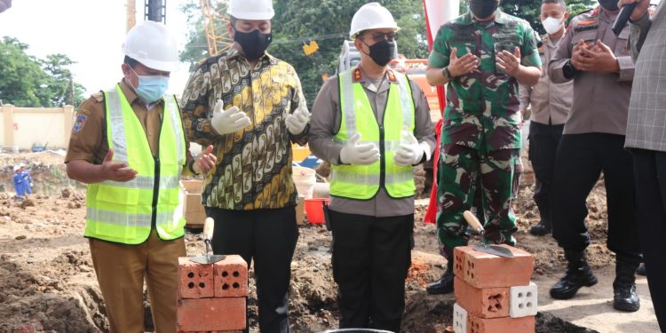 Gubernur dan Kapolda Jambi serta pejabat lainnya saat pelatakan batu pertama pembangunan gedung di area Polda Jambi