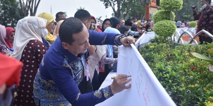 Pemkot Jambi Meriahkan Hari Batik Nasional di Seputaran Tugu Keris