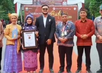 Raih Rekor MURI, Hj. Hesnidar Haris Ajak Masyarakat Cintai Batik Jambi