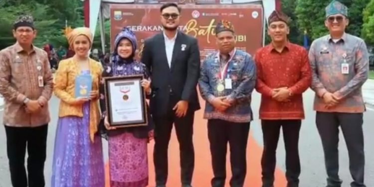 Raih Rekor MURI, Hj. Hesnidar Haris Ajak Masyarakat Cintai Batik Jambi