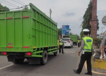 Terpantau Puluhan Truk Batu Bara Parkir Depan Kantor Bupati Batanghari
