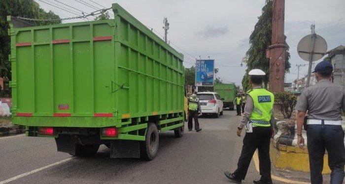 Terpantau Puluhan Truk Batu Bara Parkir Depan Kantor Bupati Batanghari