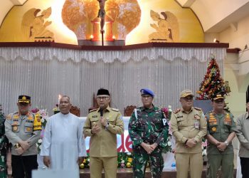 Walikota Jambi Syarif Fasha Kunjungi Gereja Santa Theresia Jambi Pada Malam Natal Disambut Dengan Tepuk Tangan
