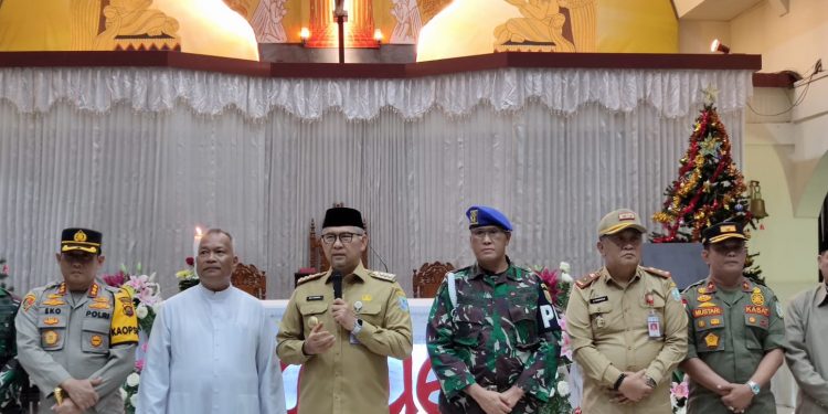 Walikota Jambi Syarif Fasha Kunjungi Gereja Santa Theresia Jambi Pada Malam Natal Disambut Dengan Tepuk Tangan