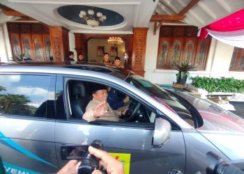 Gubernur Jambi Al Haris Uji Coba Mobil Listrik Buatan Korea dan Cina