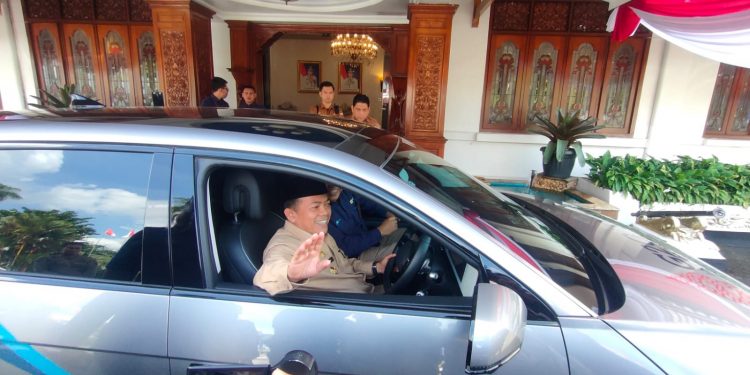 Gubernur Jambi Al Haris Uji Coba Mobil Listrik Buatan Korea dan Cina