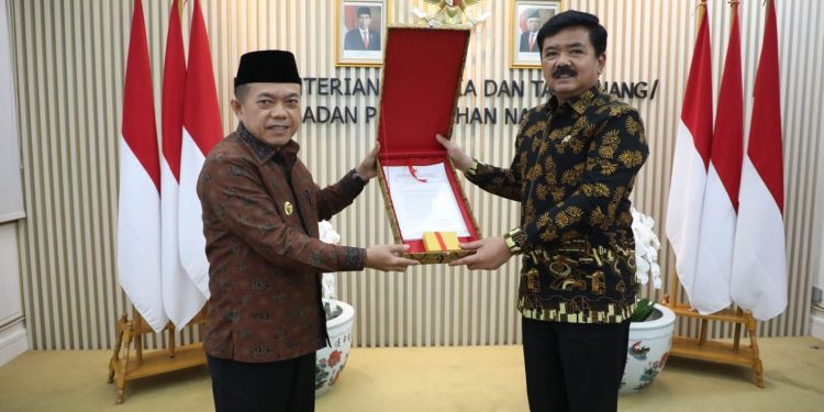 Gubernur Jambi Al Haris Terima Dokumen Subtansi RTRW Provinsi Jambi 2023-2043 dari Menteri ATR