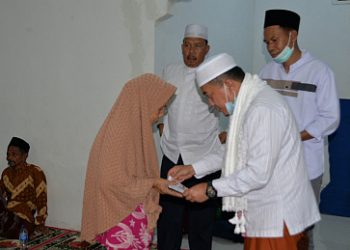 Gubernur Jambi Al Haris Serahkan Bantuan Kepada Anak Yatim Pada Safari Ramadhan 1444 H