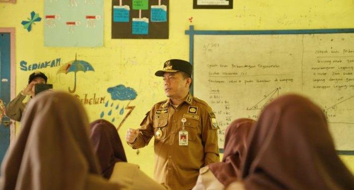 Gubernur Jambi, Al Haris Pantau Proses Kegiatan Mengajar di SMAN 12 dan SMAN 6 Kabupaten Sarolangun