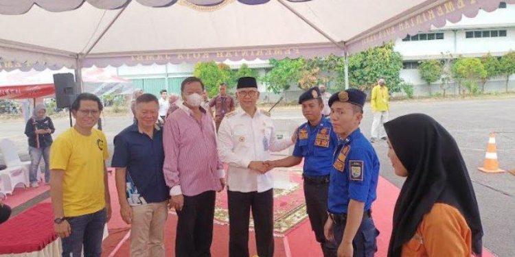 Walikota Jambi Syarif Fasha Serahkan Bantuan kepada 6.000 Tenaga Non ASN