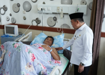 Gubernur Al Haris Besuk Kapolda Jambi di RS. Bhayangkara Jambi