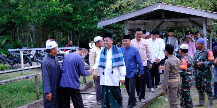 Safari Ke Desa Tanjung Pasir, Wagub Jambi Abdullah Sani Salurkan Bantuan