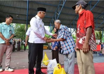 Walikota Jambi Syarif Fasha serahkan Bantuan Sosial dalam Rangka Penanggulangan Kemiskinan Ekstrem Perkotaan