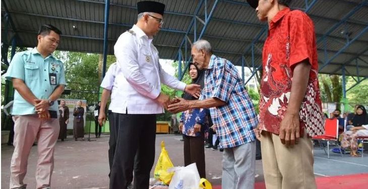 Walikota Jambi Syarif Fasha serahkan Bantuan Sosial dalam Rangka Penanggulangan Kemiskinan Ekstrem Perkotaan