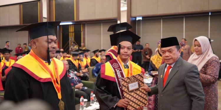Gubernur Al Haris Minta Lulusan STITEKNAS Kuasai Teknologi