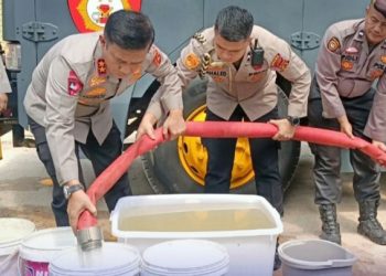 Polda Jambi Berikan Bantuan Air Bersih kepada Masyarakat